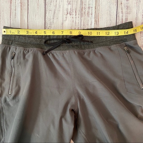 Fabletics Gray Lightweight Capri.  Size Small. EUC - Picture 9 of 13